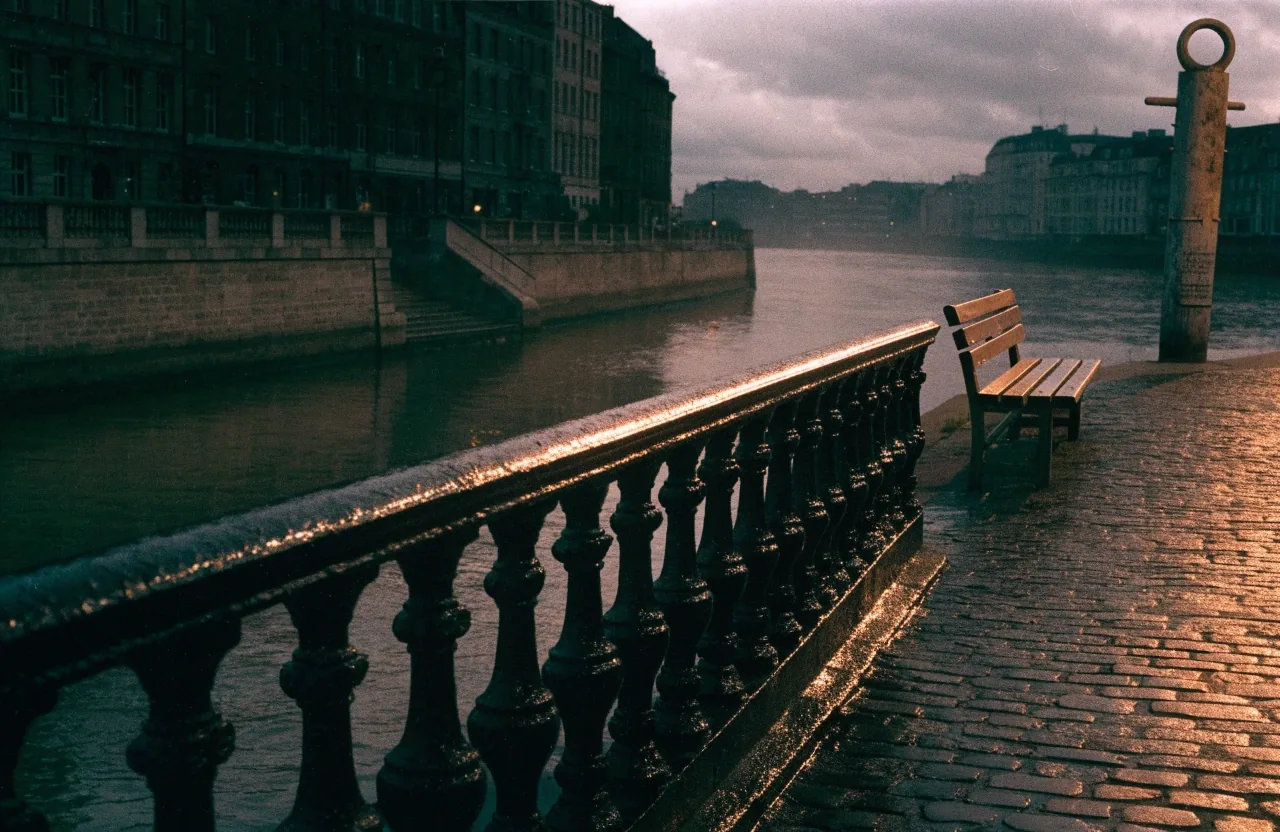Paseo fluvial de Londres al anochecer con nubes bajas y una farola ámbar